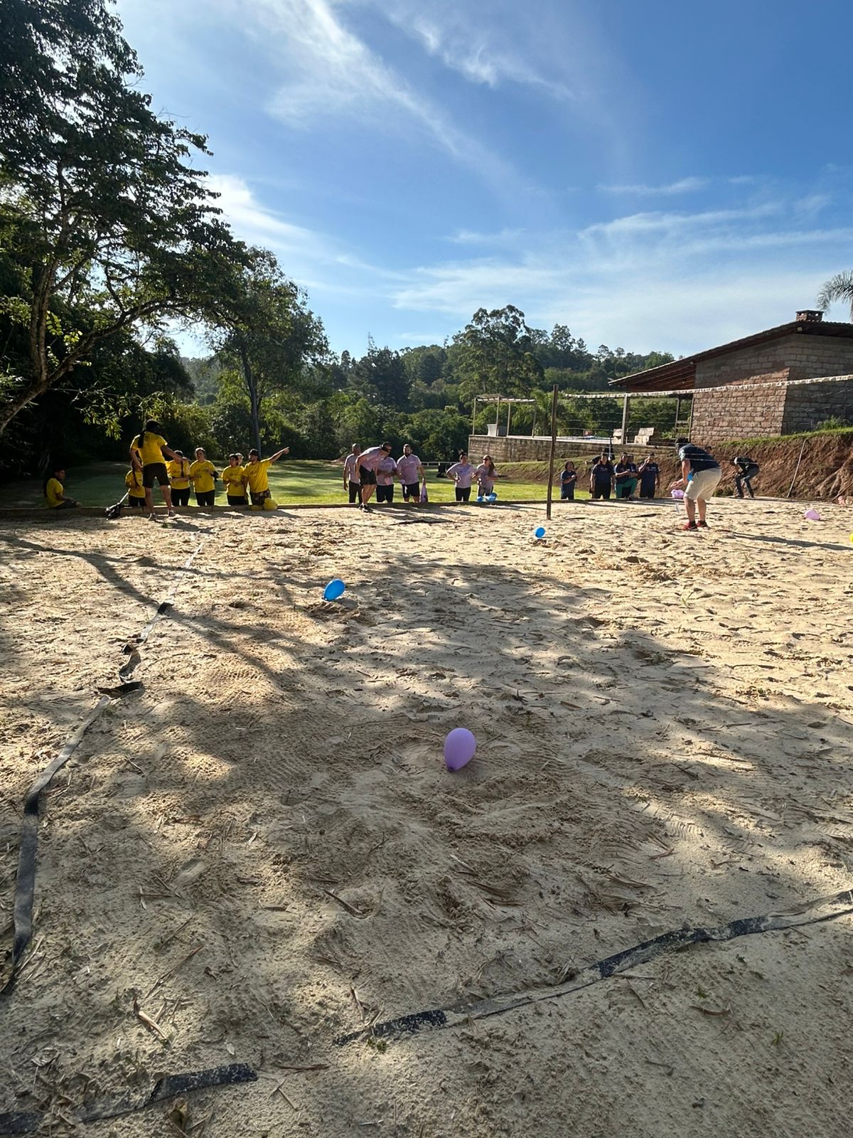 Eco da Liderança – atividade com balões em quadra de areia