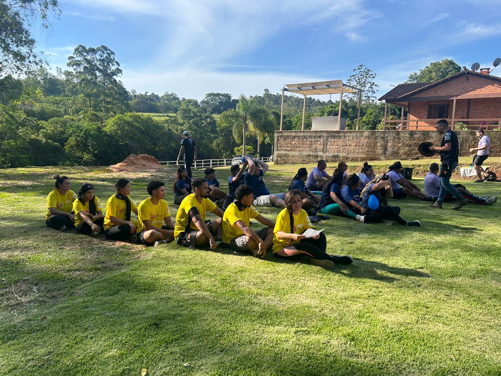 Diretrizes em Movimento – dinâmica com balões na grama