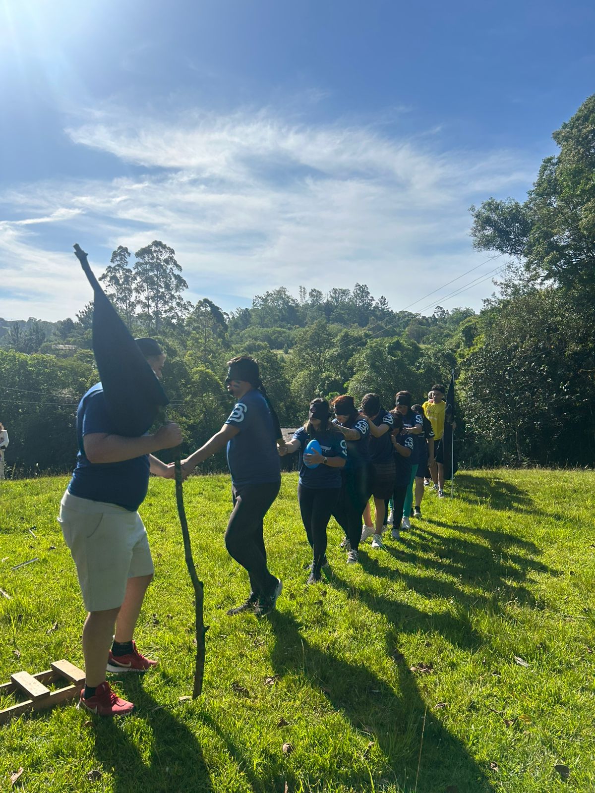 Trilha da Confiança – caminhada guiada com vendas nos olhos